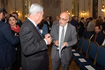 Morales recoge la Medalla de Oro de la Cámara por el servicio del Cabildo a la economía de la Isla (Foto TA)